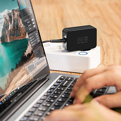 Τροφοδοτικό γενικής χρήσης Kruger&Matz 65W με λειτουργία Power Delivery, 7 ακροδέκτες