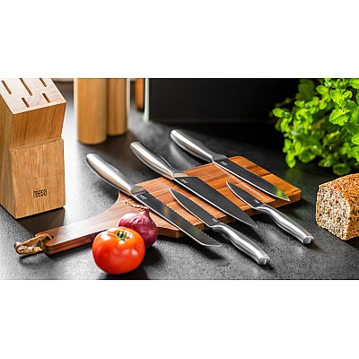 Ένα σετ μαχαίρια κουζίνας σε ένα μπλοκ