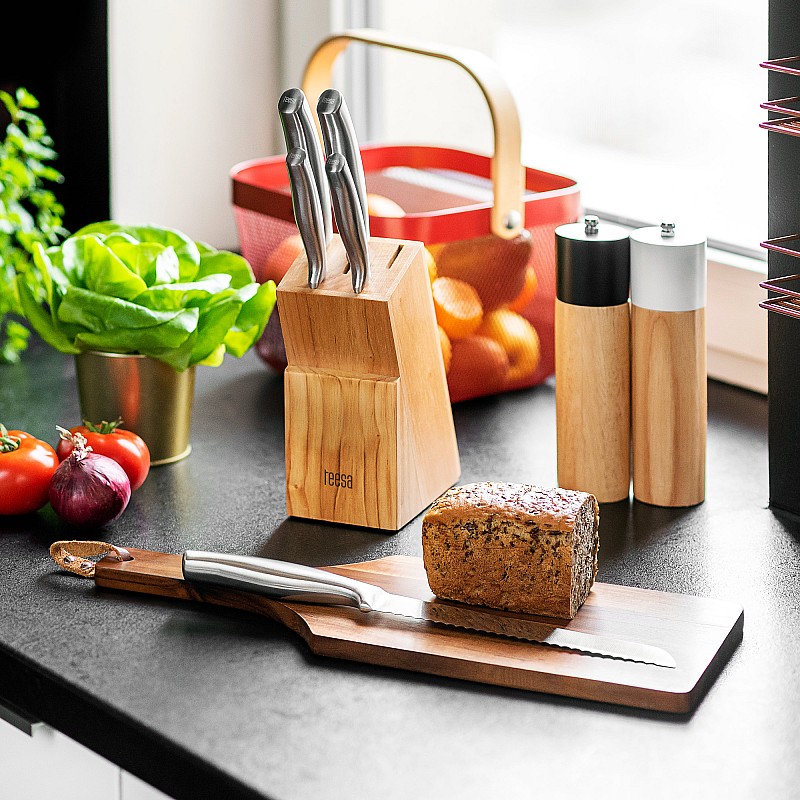 Ένα σετ μαχαίρια κουζίνας σε ένα μπλοκ